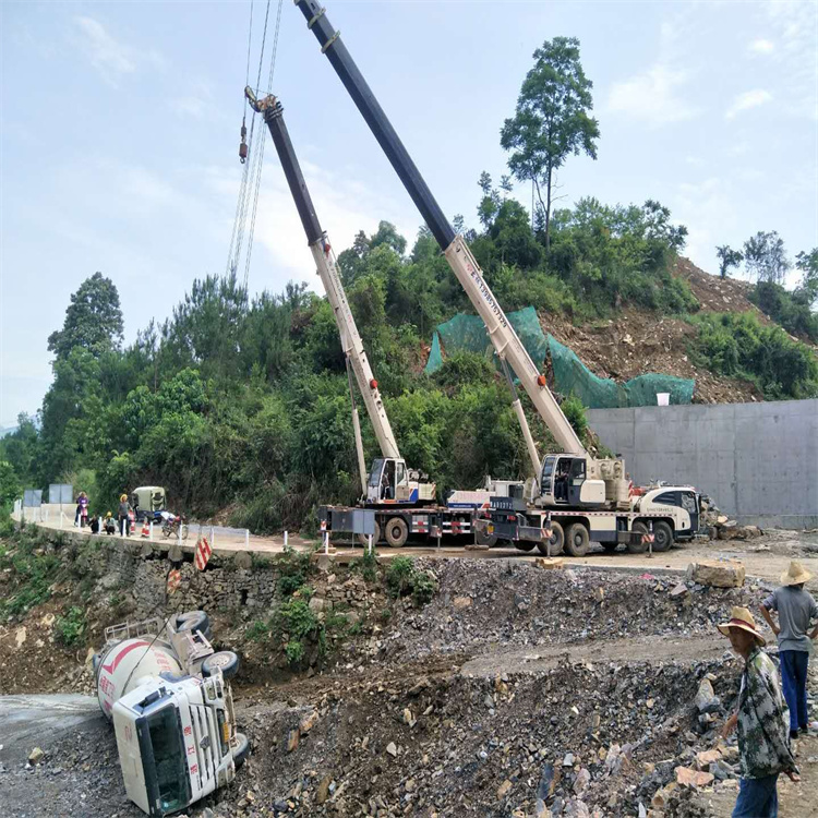 池州贵池汽车掉沟里叫吊车救援要多少钱